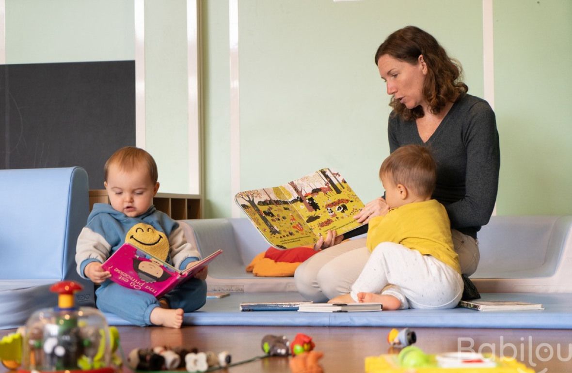 Une pro en crèche jouant avec un groupe d'enfants