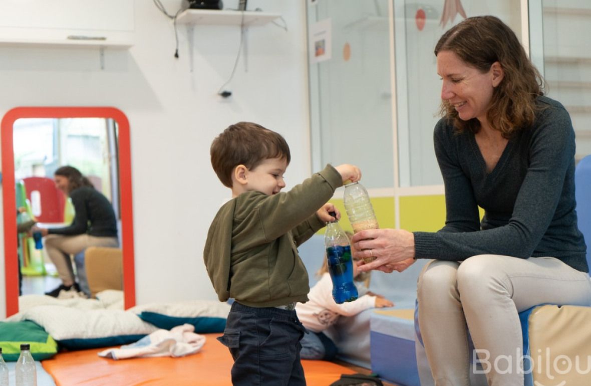 Une pro en crèche en interaction avec un enfant