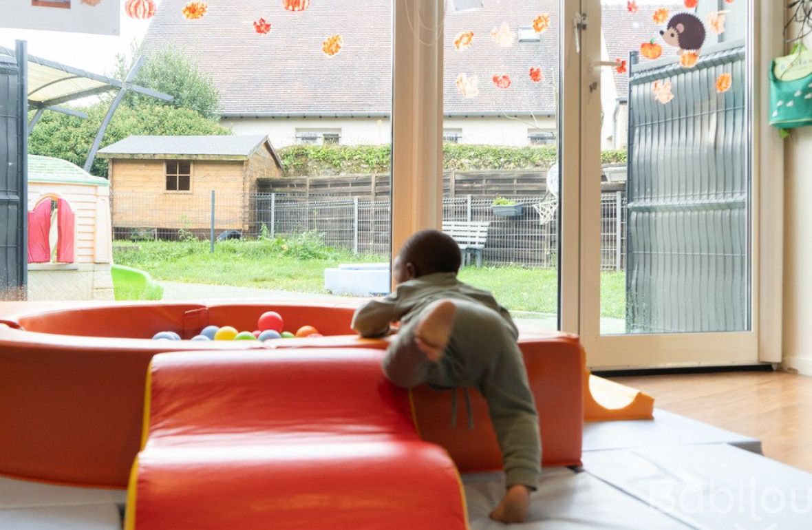 Un enfant en crèche qui joue 