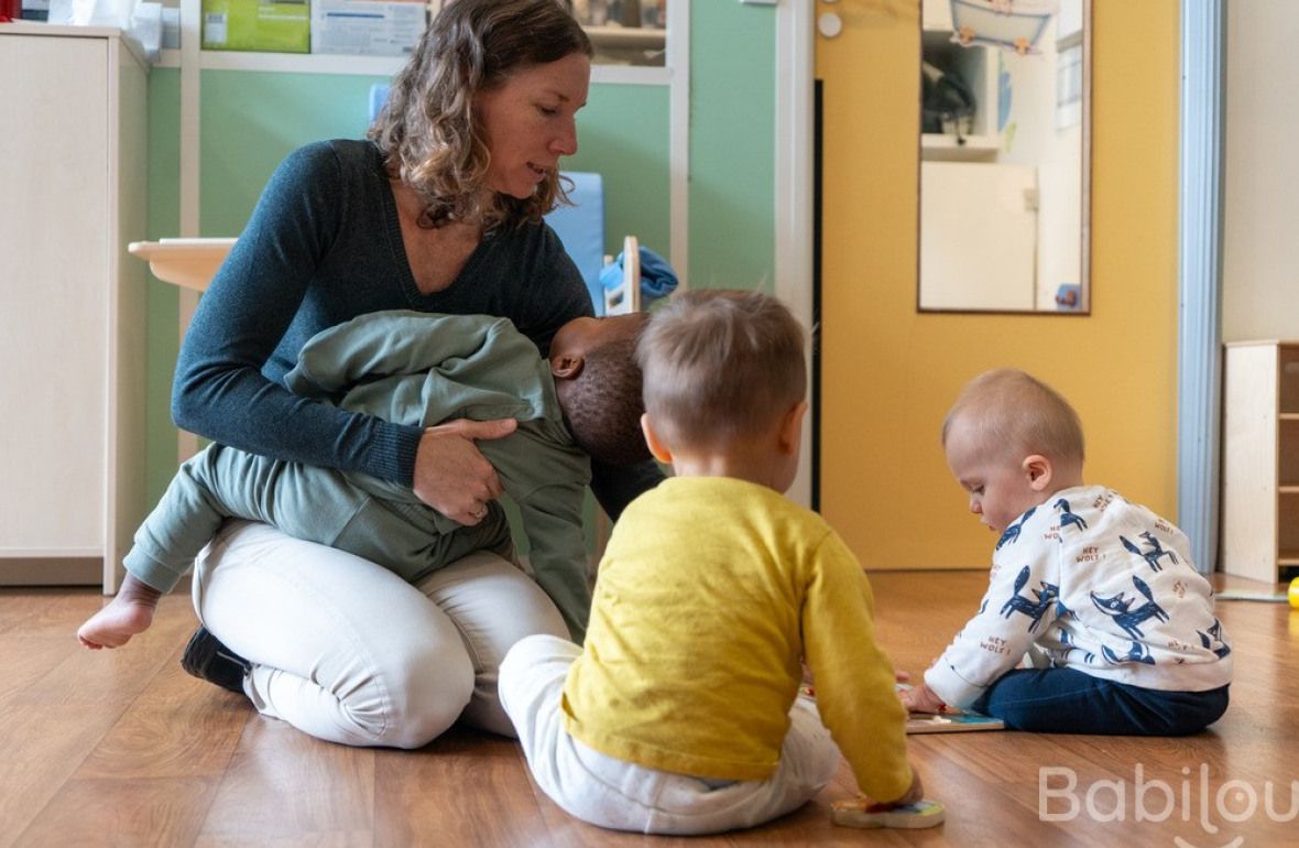 Une pro avec un groupe d'enfants en interaction