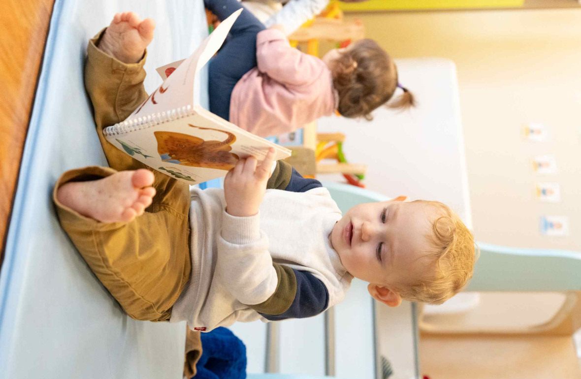 Un enfant en crèche Babilou qui joue