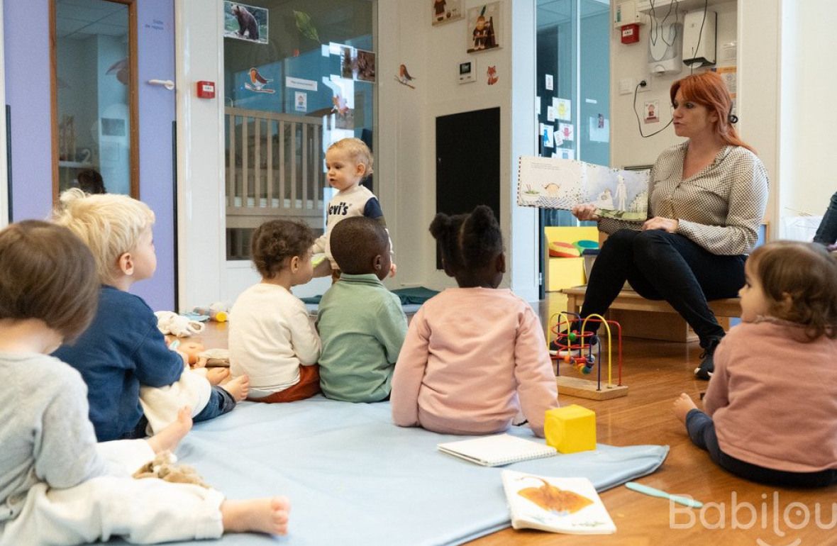 Une pro avec un groupe d'enfants en interaction