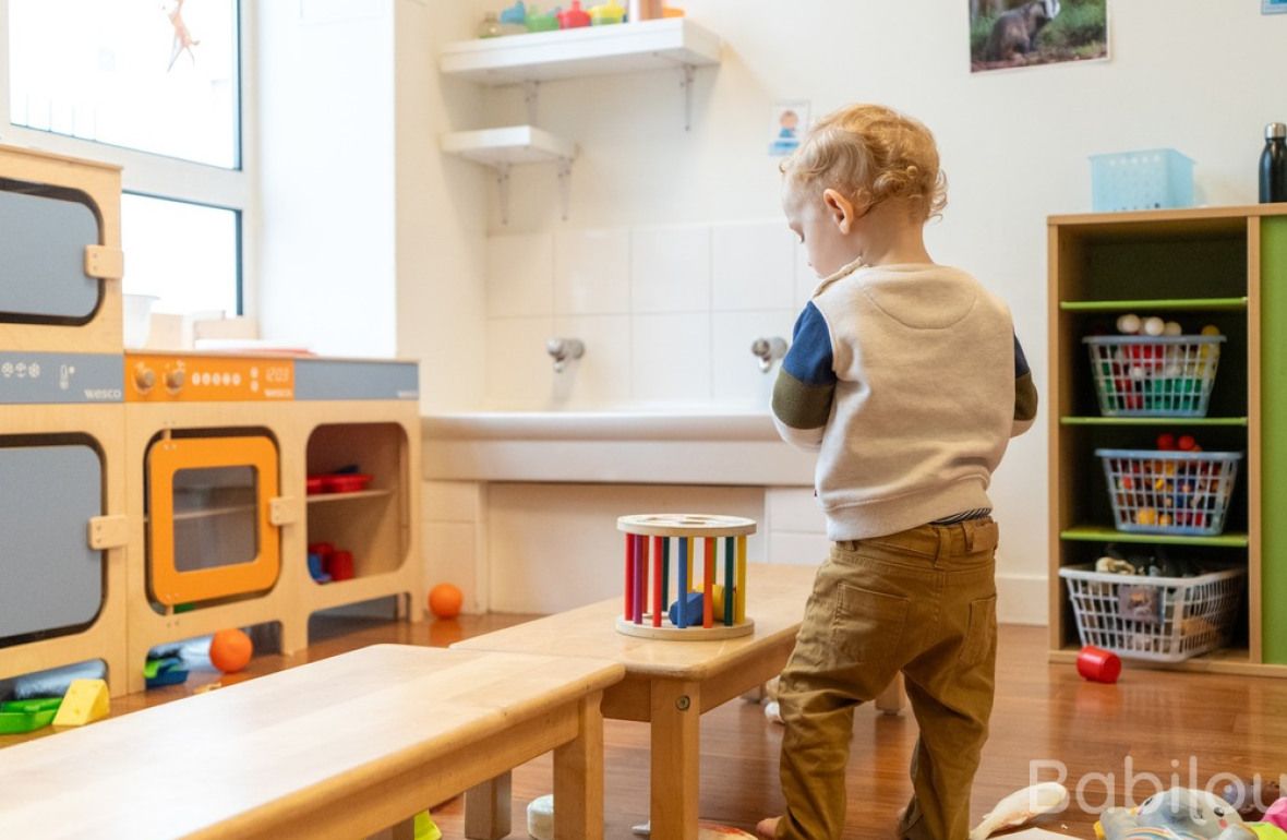 Un enfant en crèche qui joue 