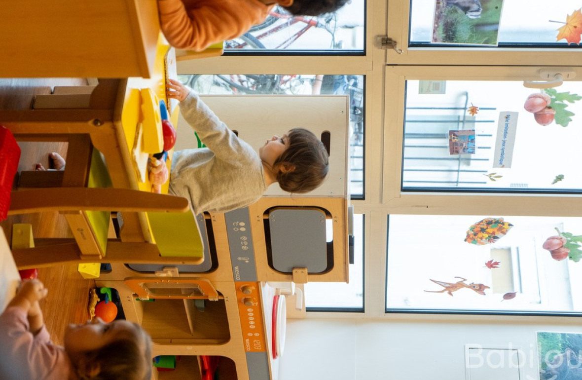 Un enfant en crèche qui joue 