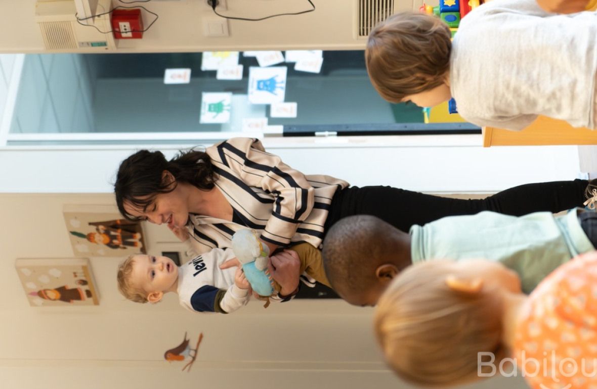 Une pro en crèche avec un groupe d'enfants