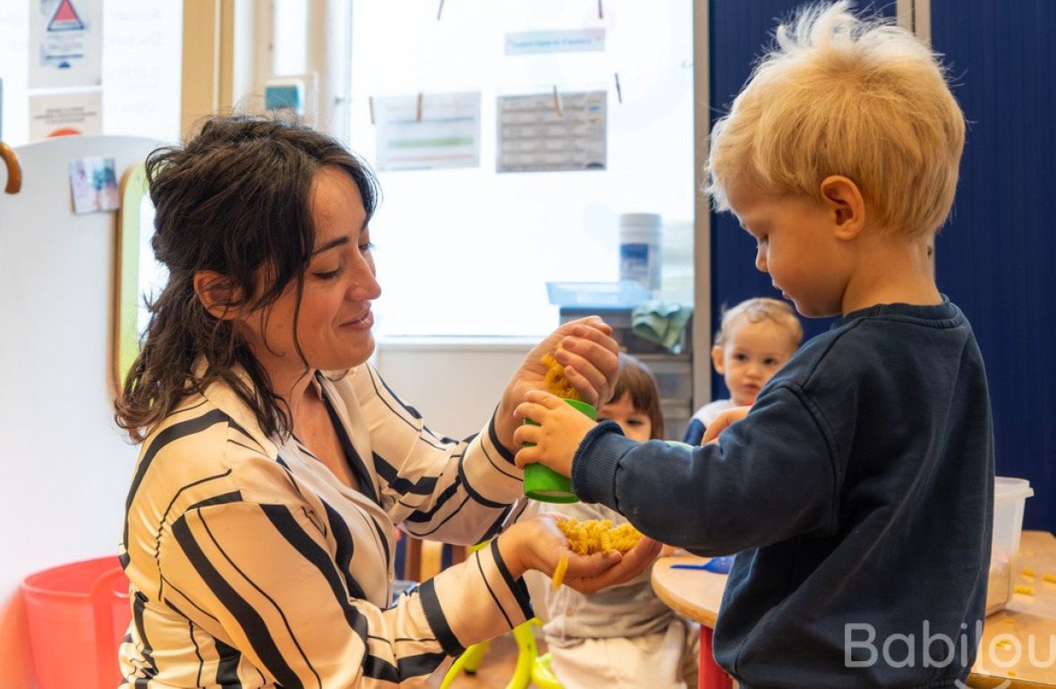 Une pro en crèche en interaction avec un enfant