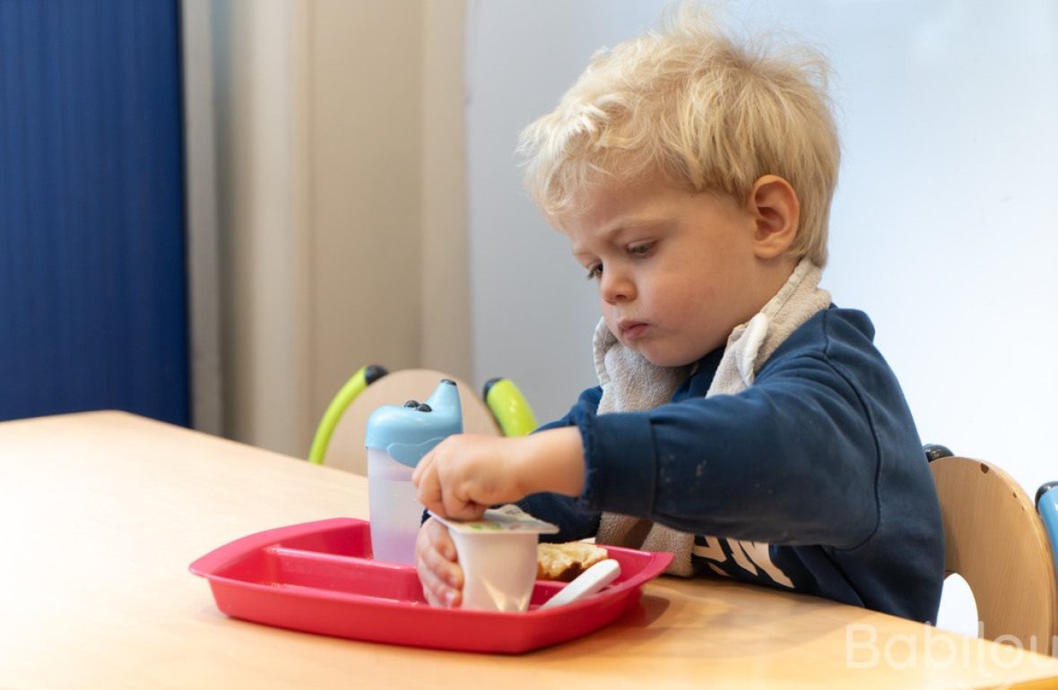 Un enfant en crèche qui mange