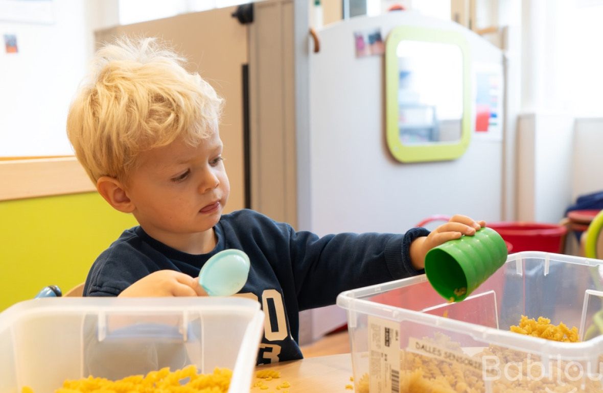 Un enfant en crèche Babilou en activité