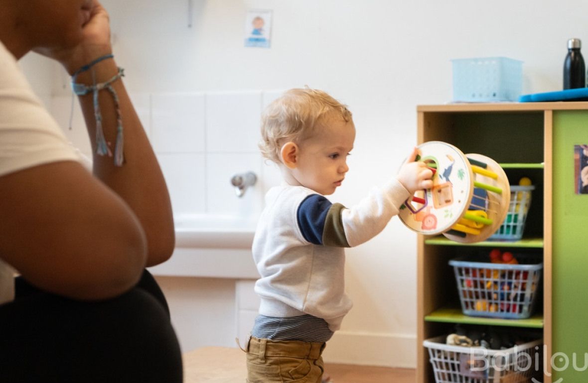 Une pro en interaction avec un enfant