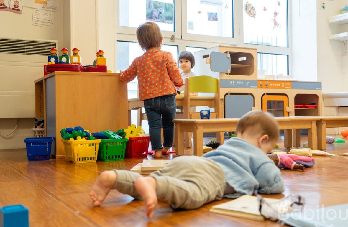 Deux enfants qui jouent en crèche 