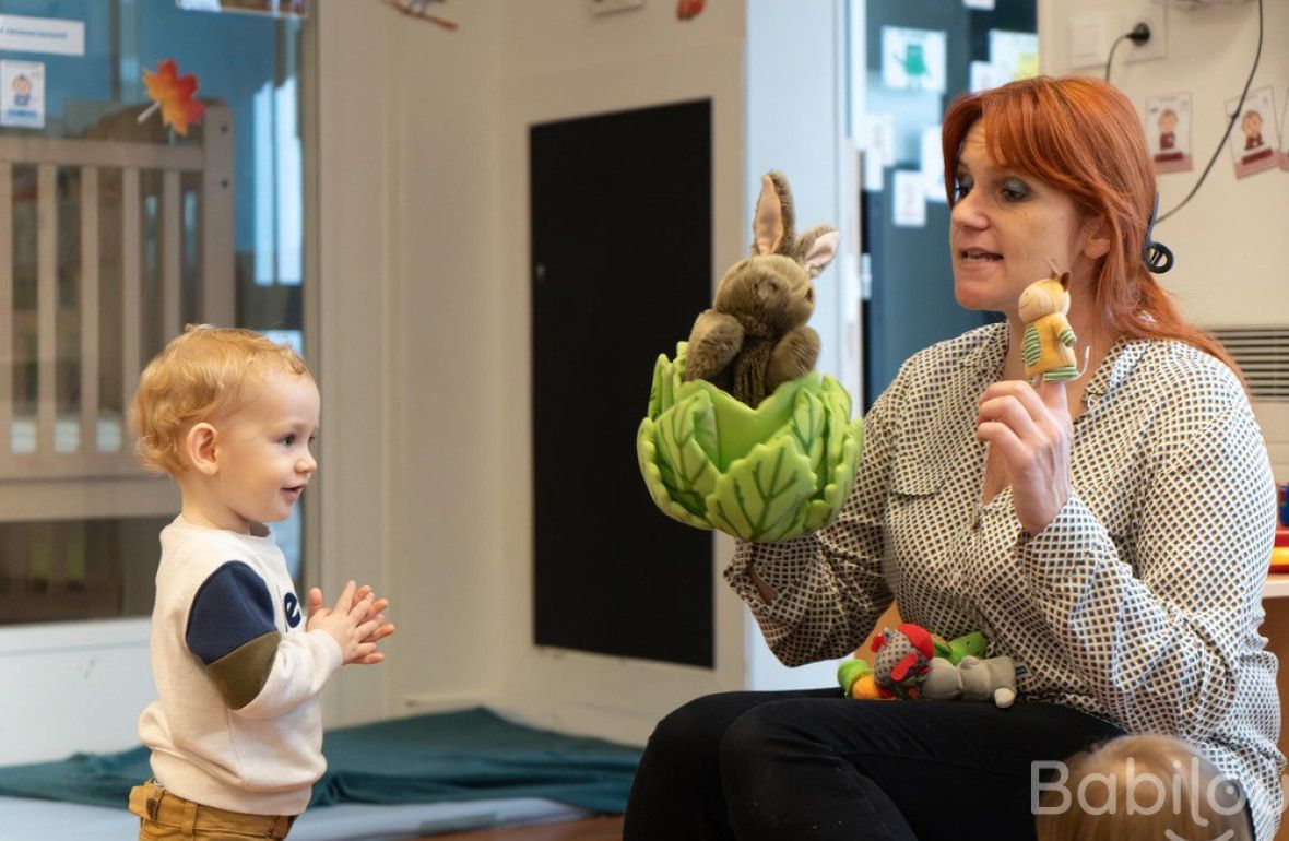 Une pro en crèche en interaction avec un enfant