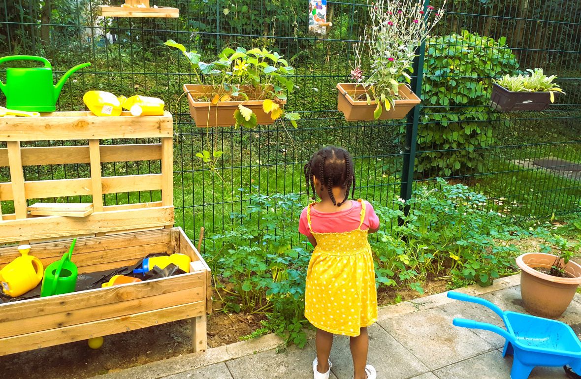 Enfant de dos dans le jardin de la crèche Babilou Montevrain Dublin