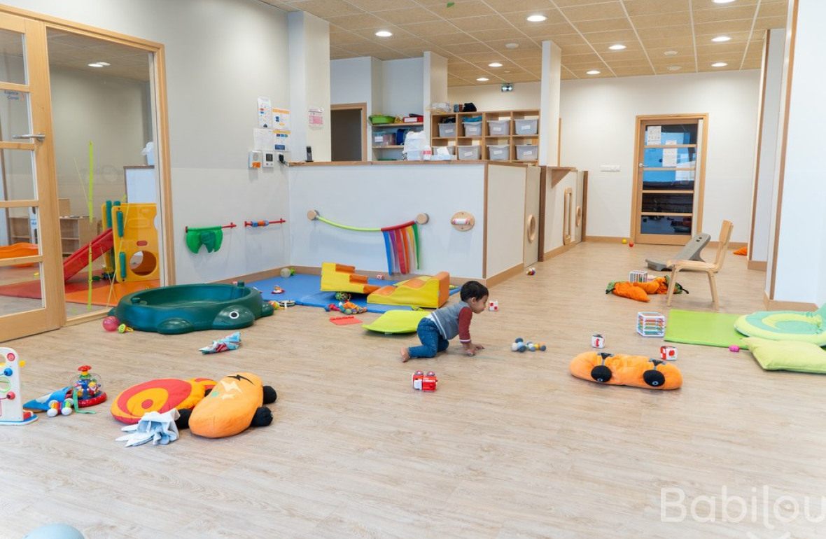 Un enfant en crèche Babilou qui joue