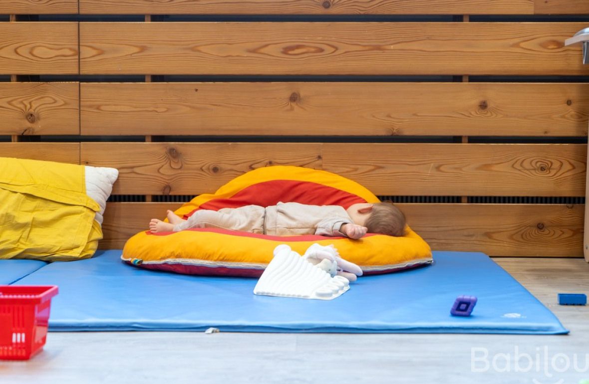 Un enfant en crèche Babilou qui dort