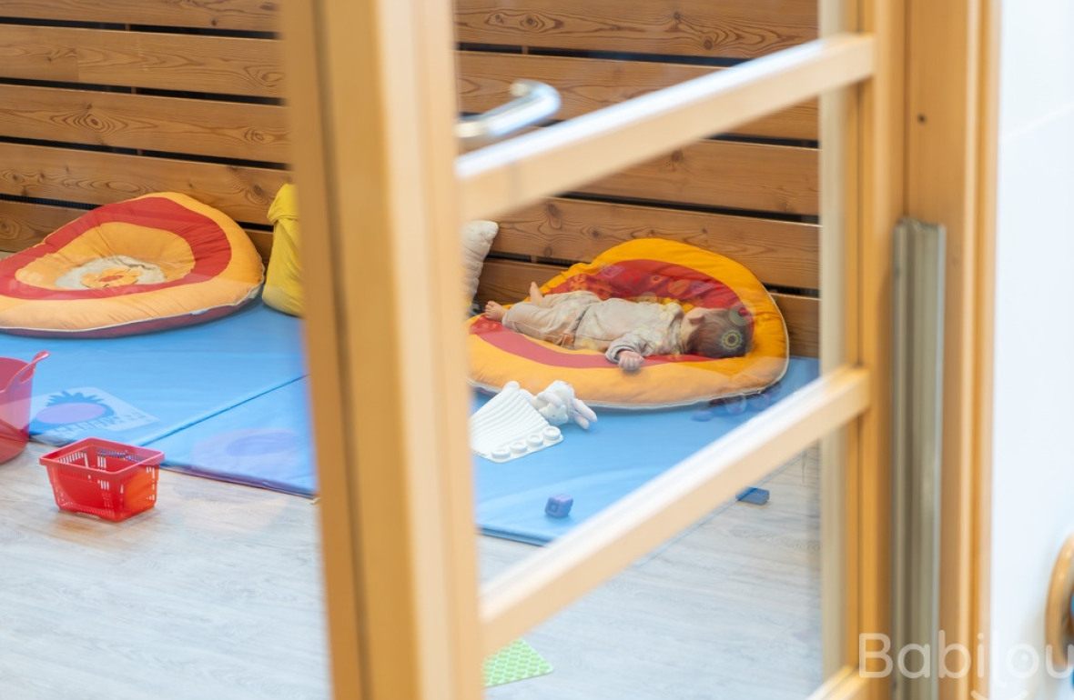 Un enfant en crèche Babilou qui dort