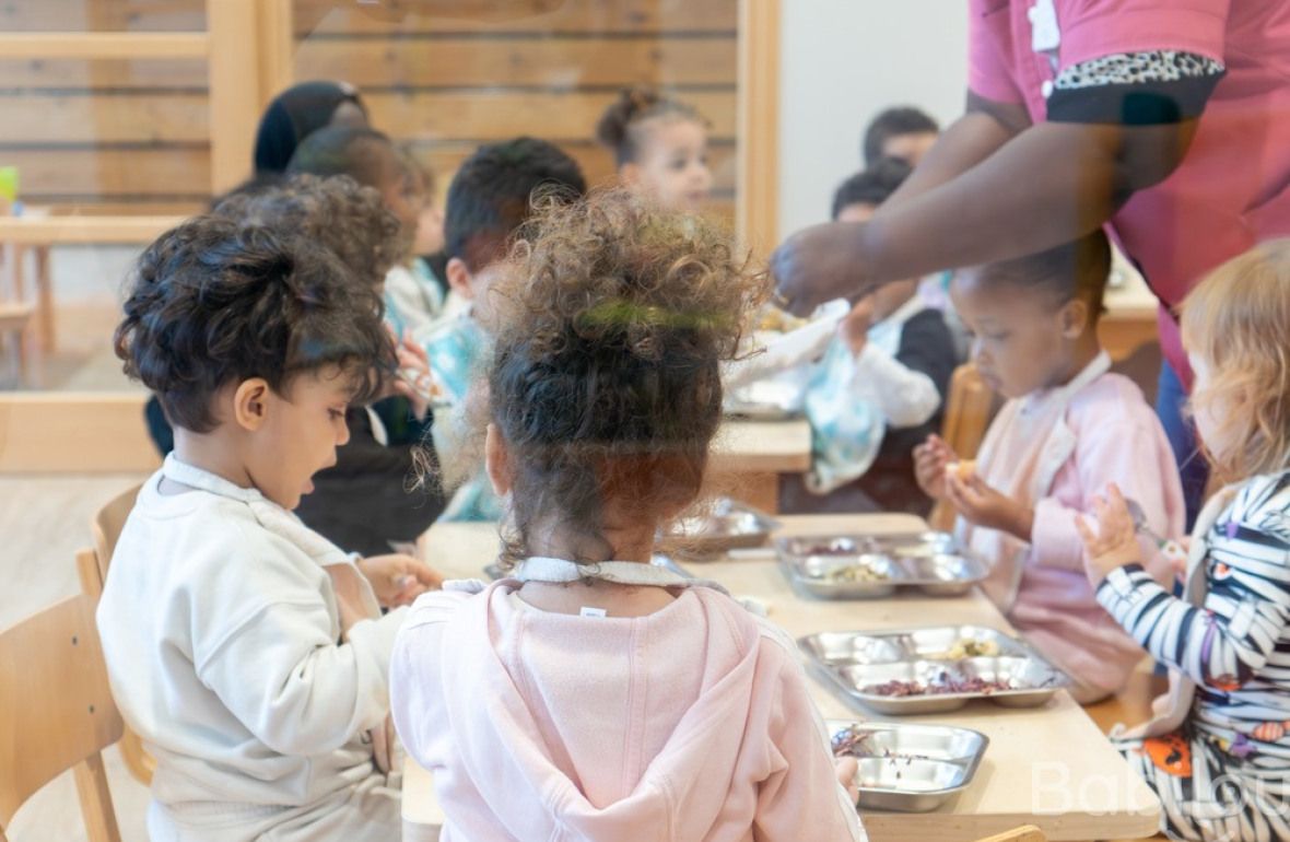 Un groupe d'enfants en crèche qui mangent 