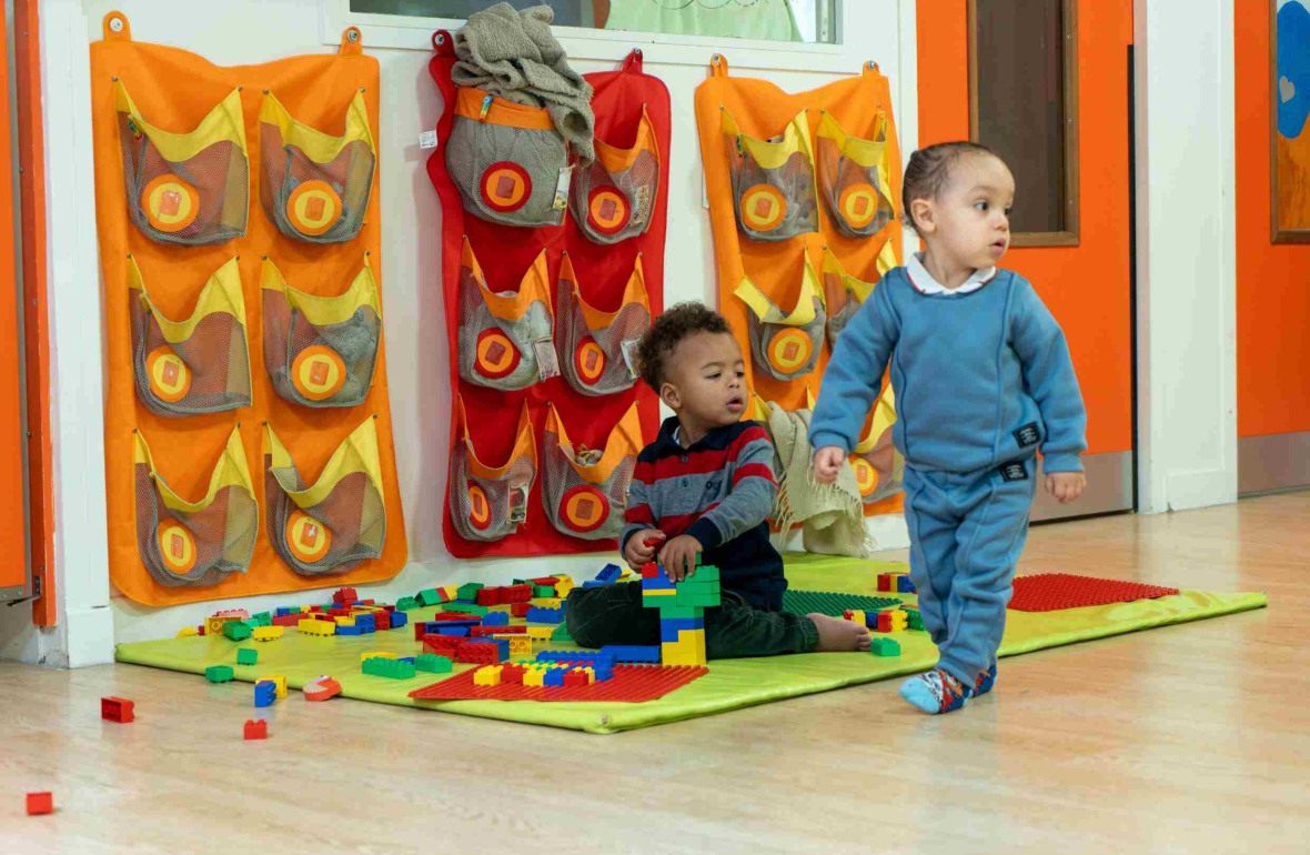 Deux enfants en crèche Babilou qui jouent 