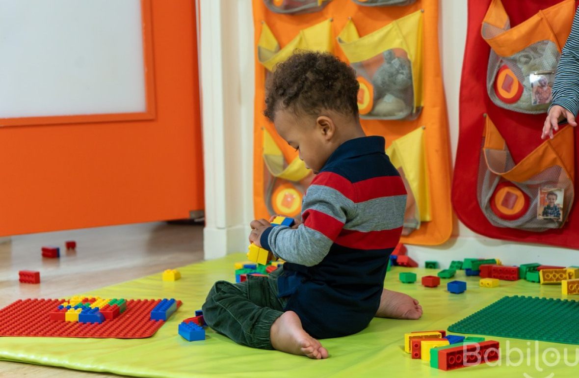 Un enfant en crèche qui joue 