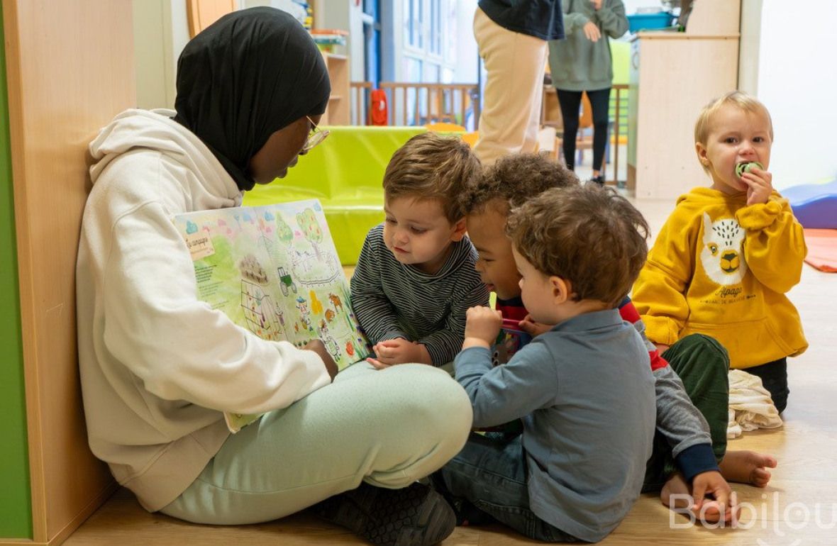 Une pro en crèche jouant avec un groupe d'enfants