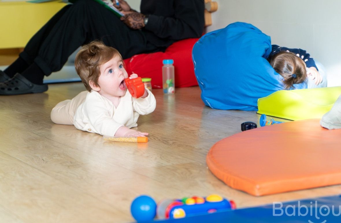 Un enfant en crèche Babilou qui joue 