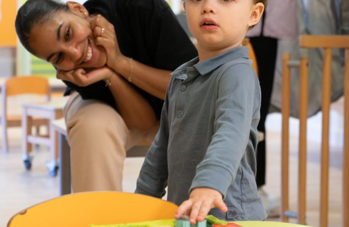 Une pro en crèche en interaction avec un enfant