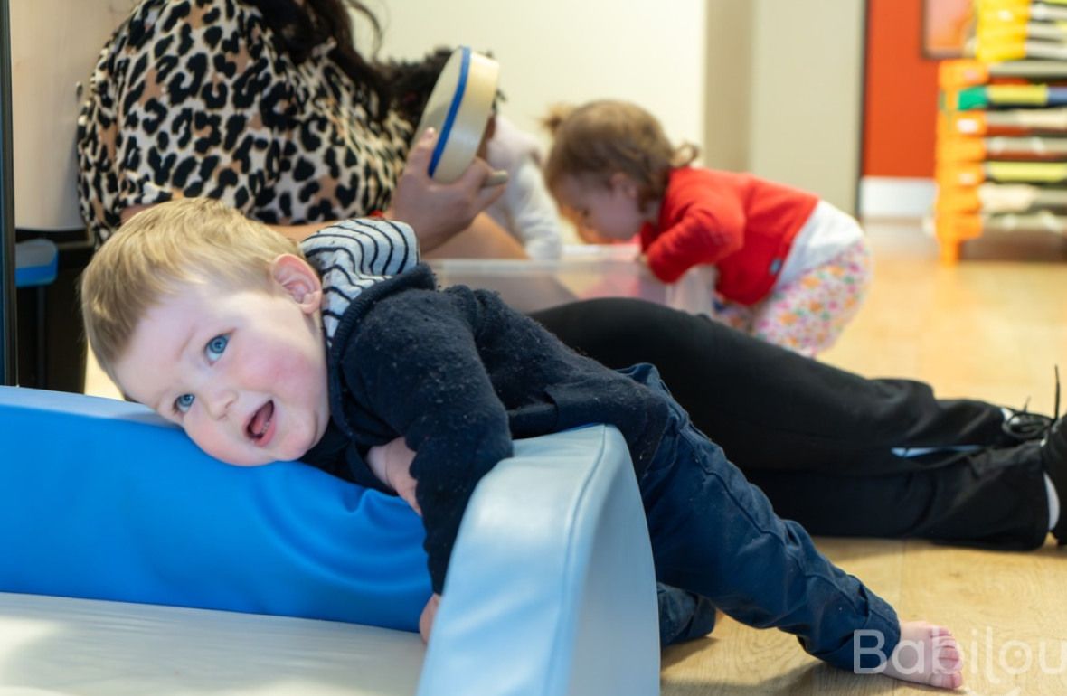 Un enfant en crèche qui s'amuse