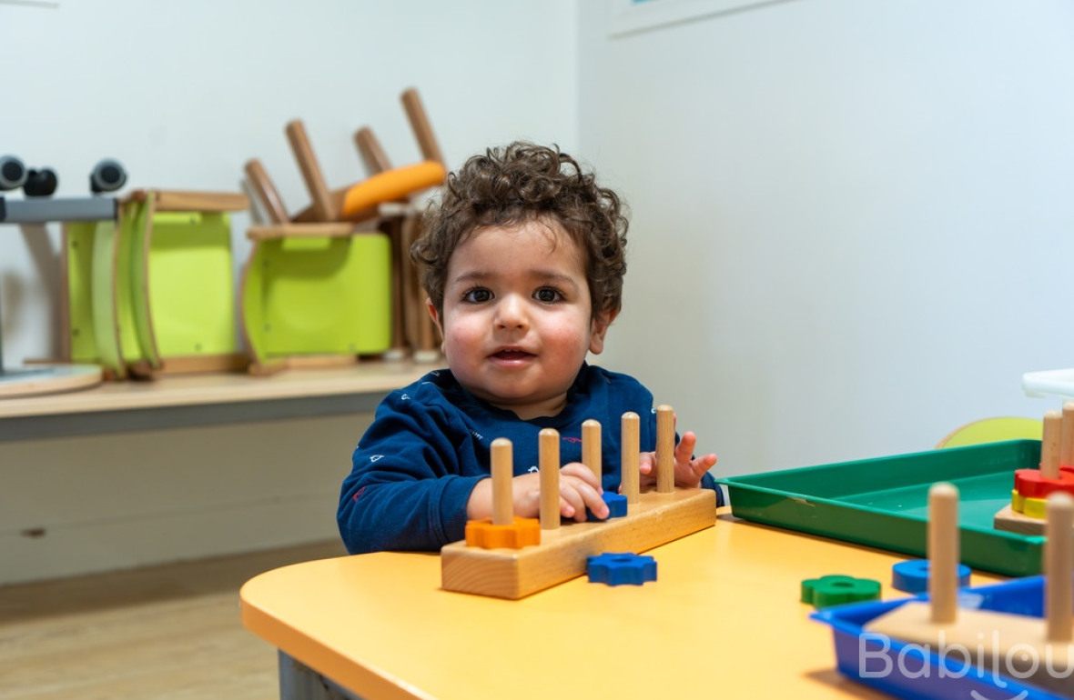 Un enfant en crèche Babilou qui joue  