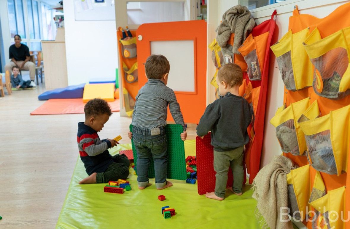 Trois enfants en crèche qui jouent