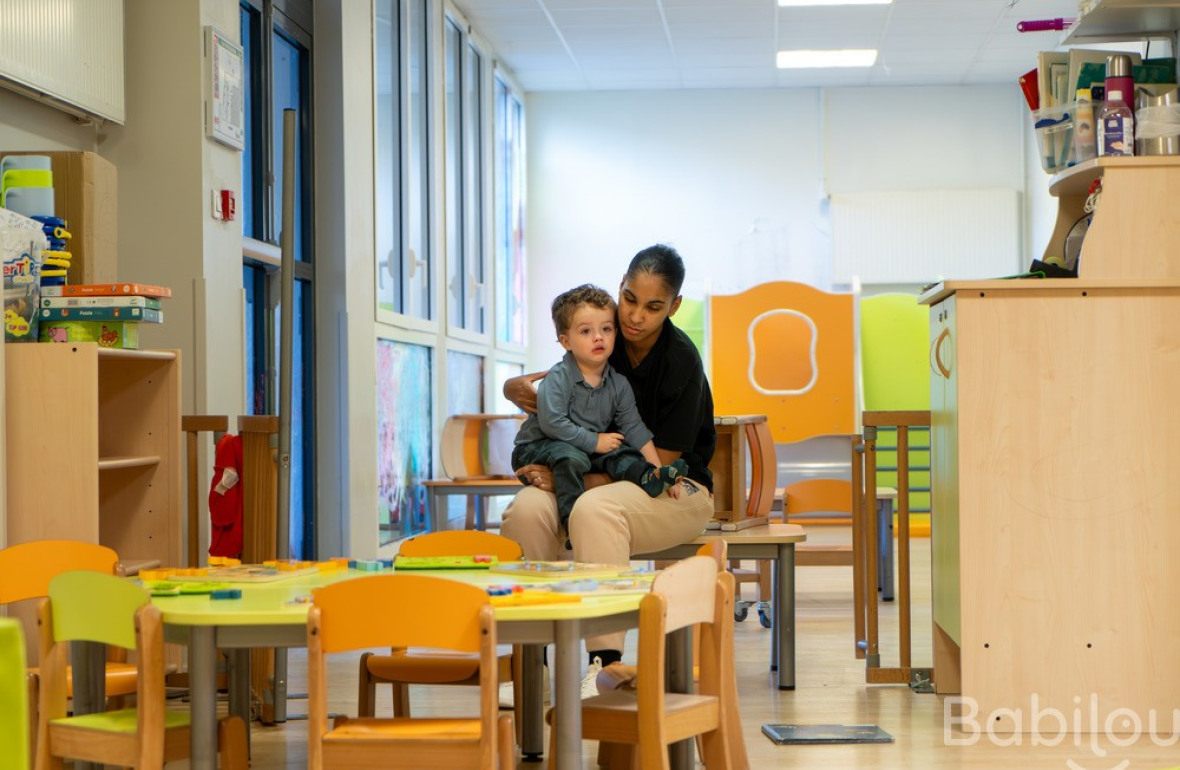 Une pro en crèche en interaction avec un enfant