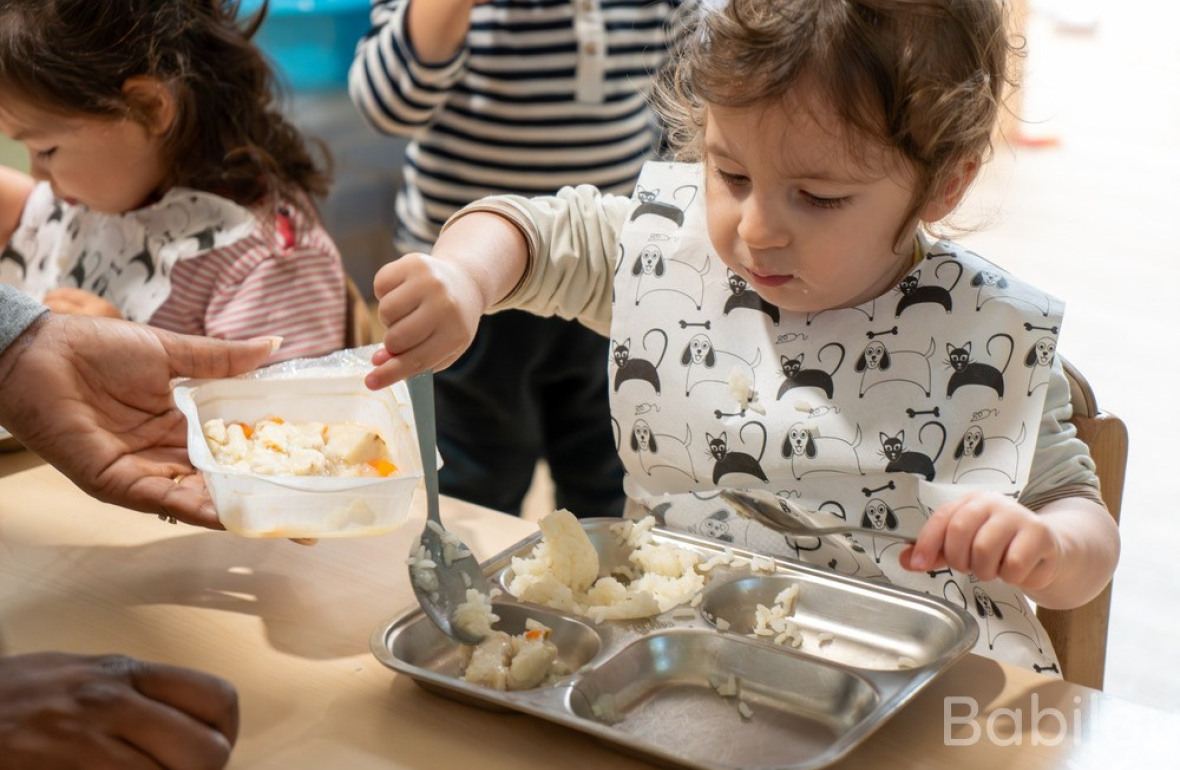 Un groupe d'enfants entrain de manger