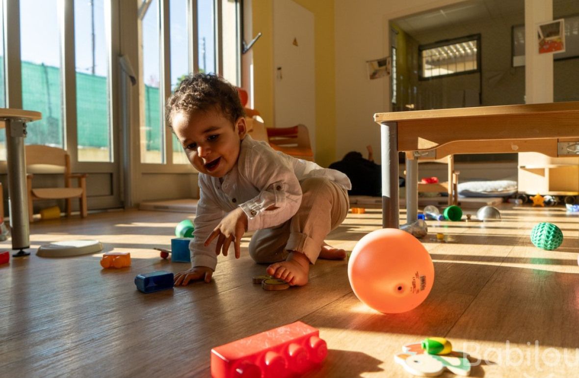 Un enfant en crèche qui joue 