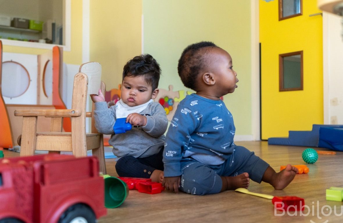 Deux enfants en crèche qui jouent