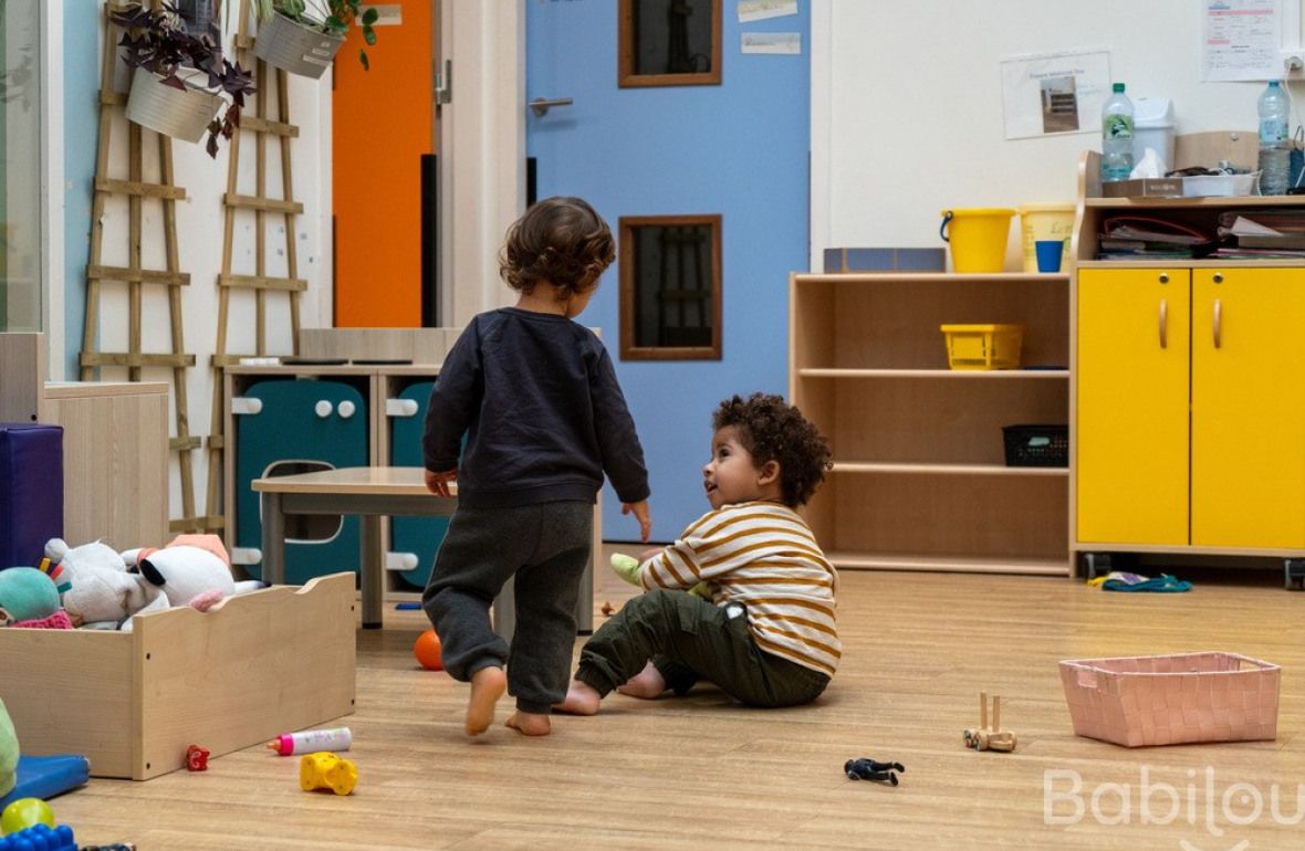 Deux enfants en crèche qui jouent