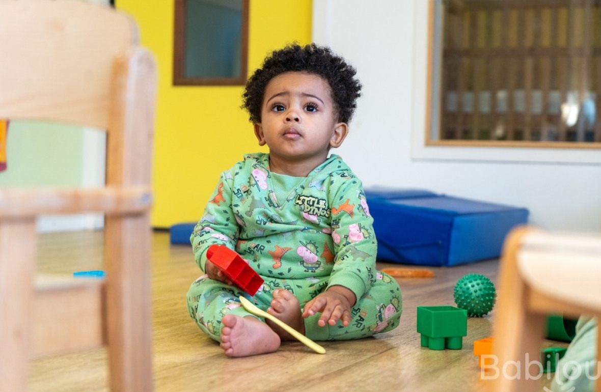 Un enfant en crèche Babilou qui joue 