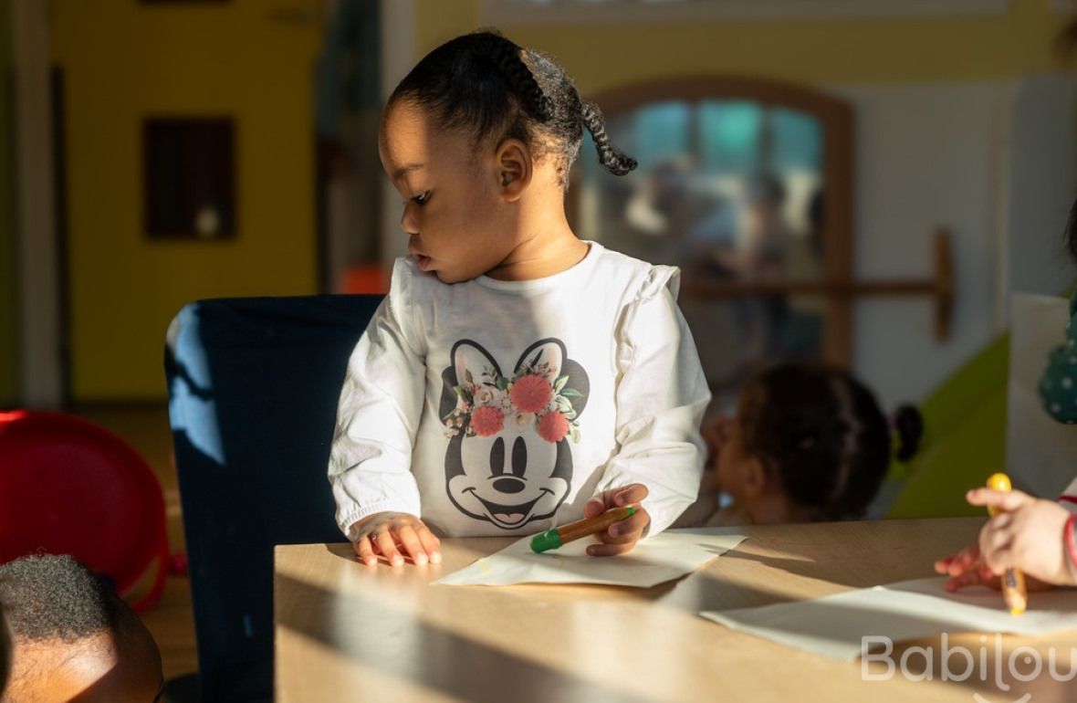 Une enfant en crèche Babilou qui joue 