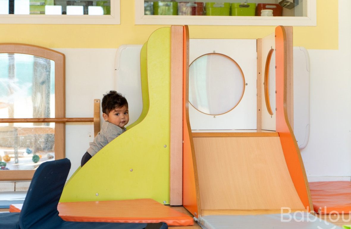 Un enfant en crèche qui joue 