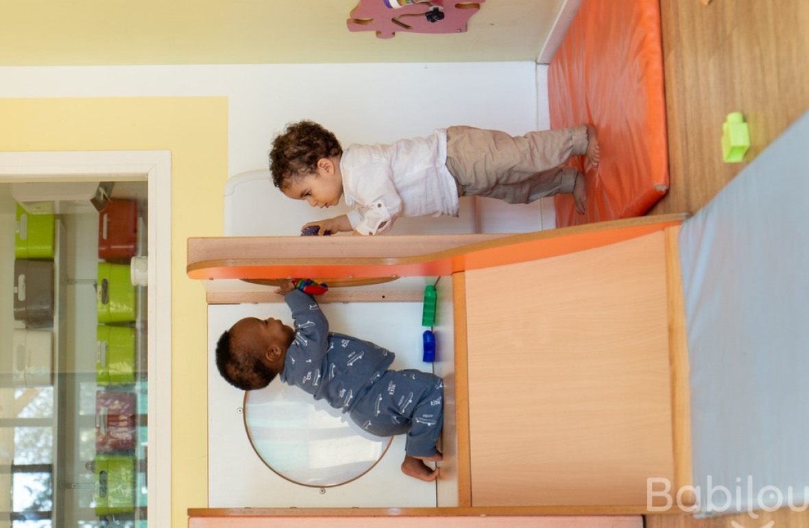 Deux enfants en crèche qui jouent 