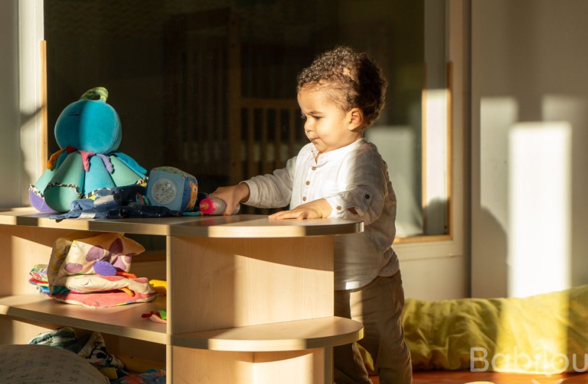 Un enfant en crèche qui joue