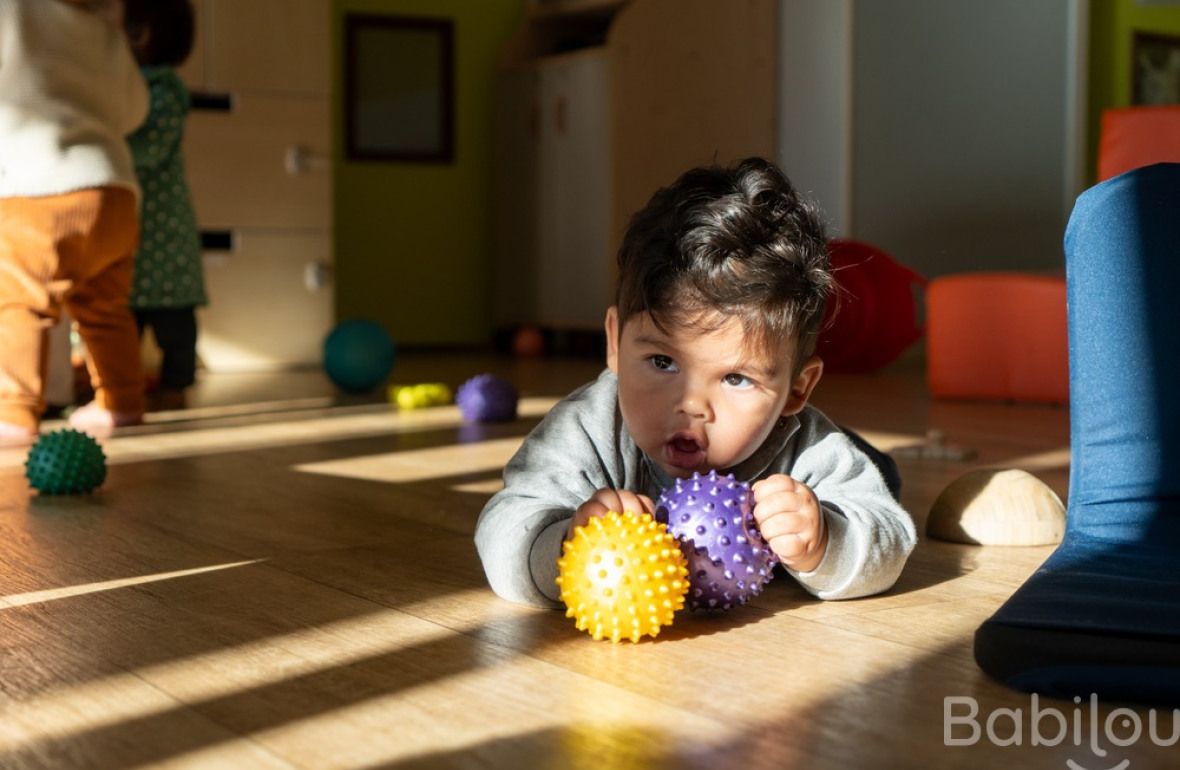 Un enfant en crèche qui joue 