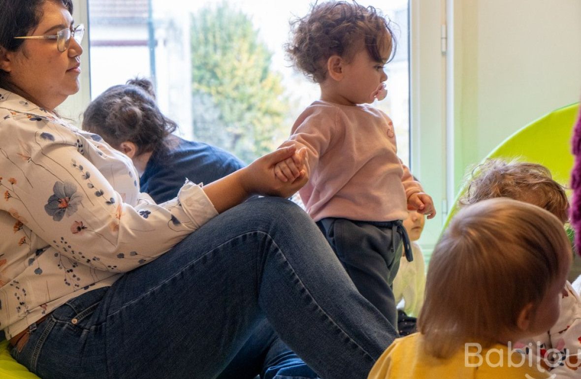 Une pro en crèche avec un groupe enfants