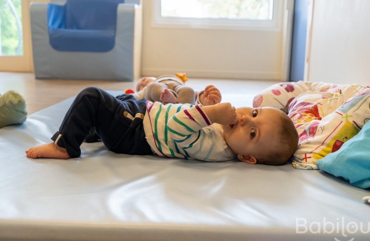 Une enfant en crèche Babilou qui joue 