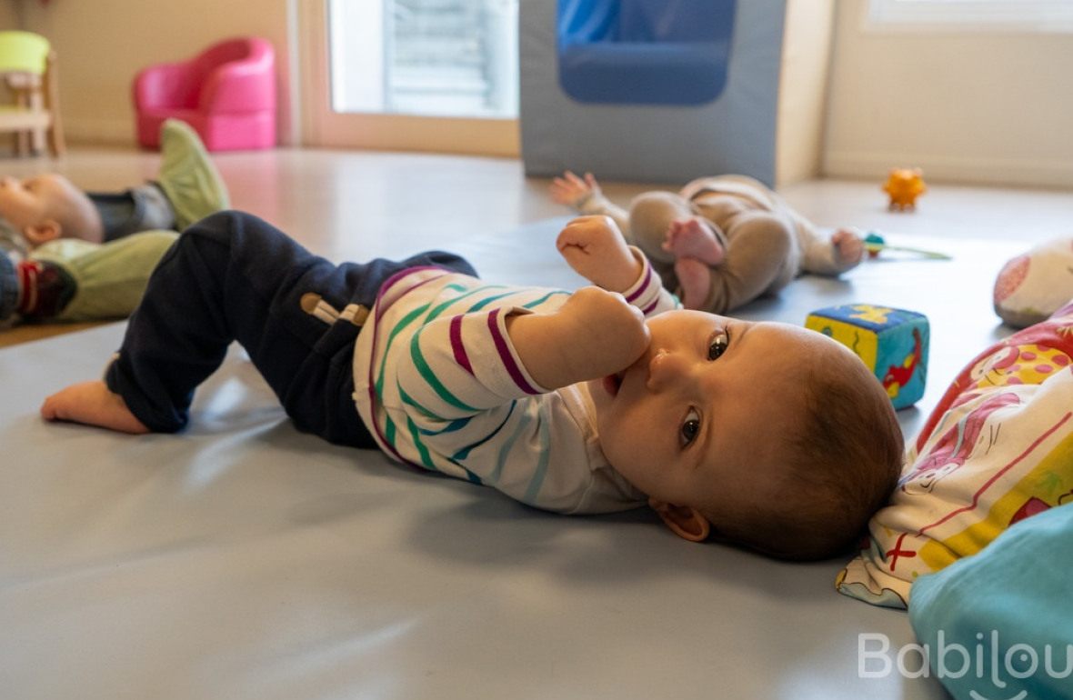 Un bébé en crèche allongé 