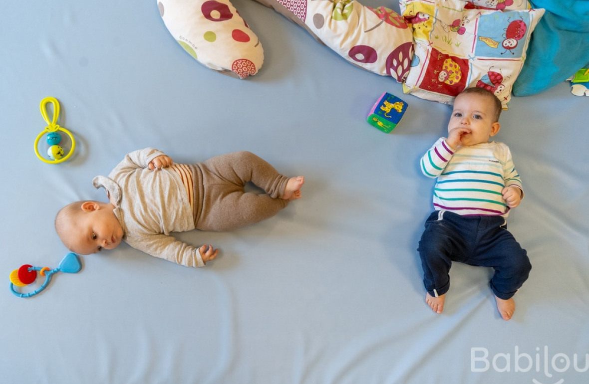 Deux bébés en crèche allongés