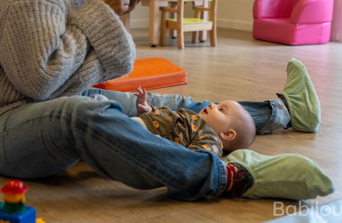 Une pro en crèche avec un bébé