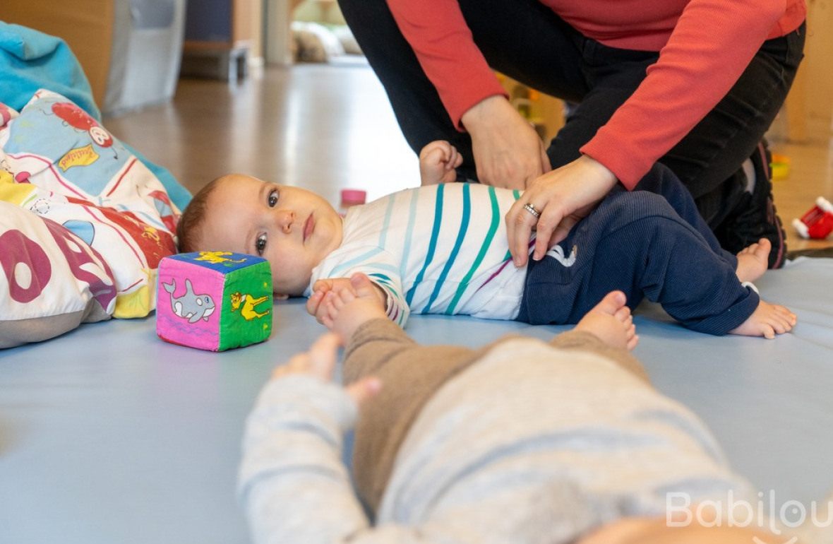 Une pro en crèche avec deux bébés