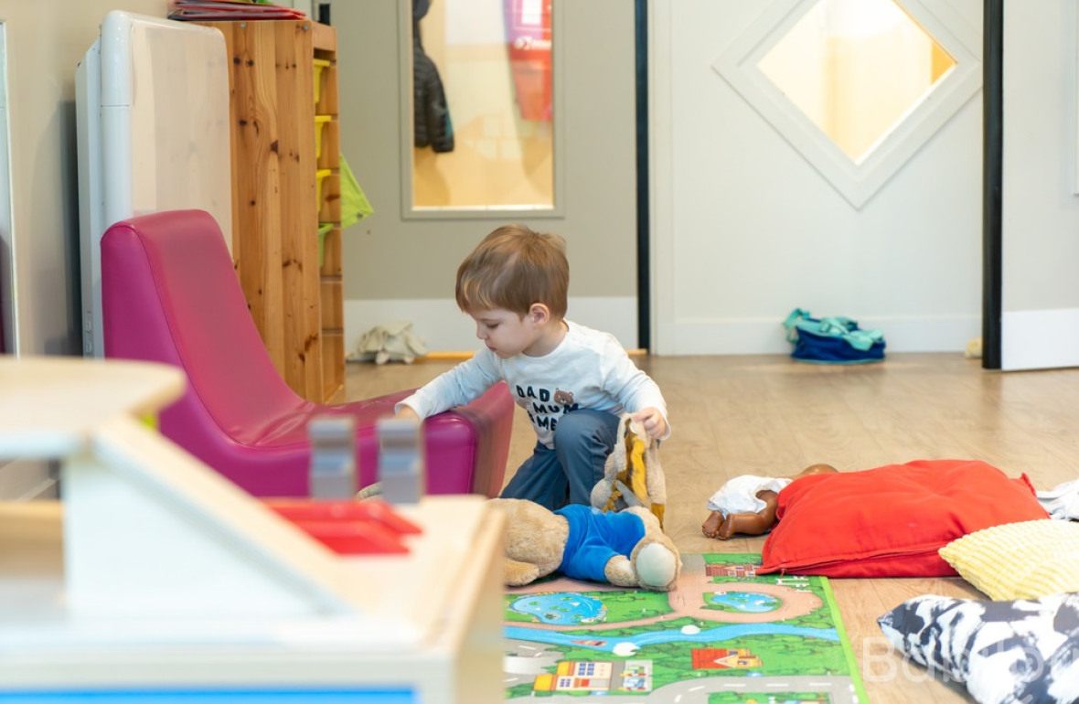 Un enfant en crèche Babilou qui joue