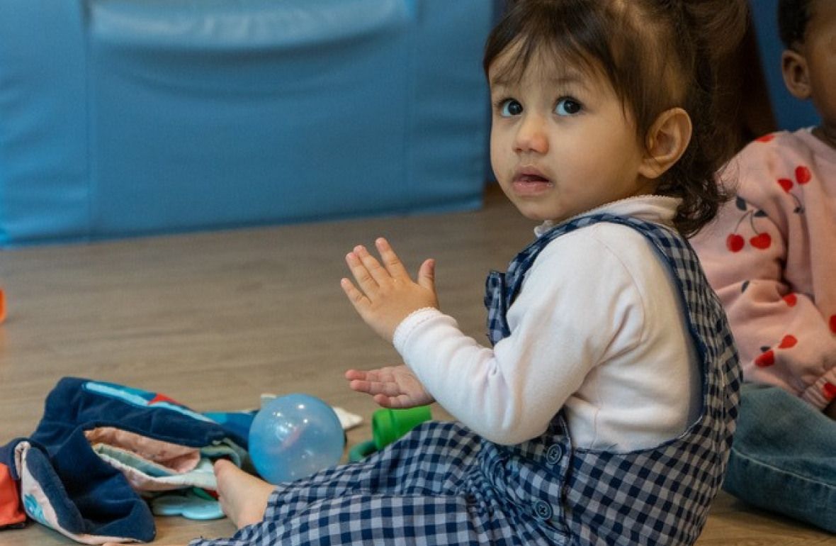 Une enfant en crèche qui joue