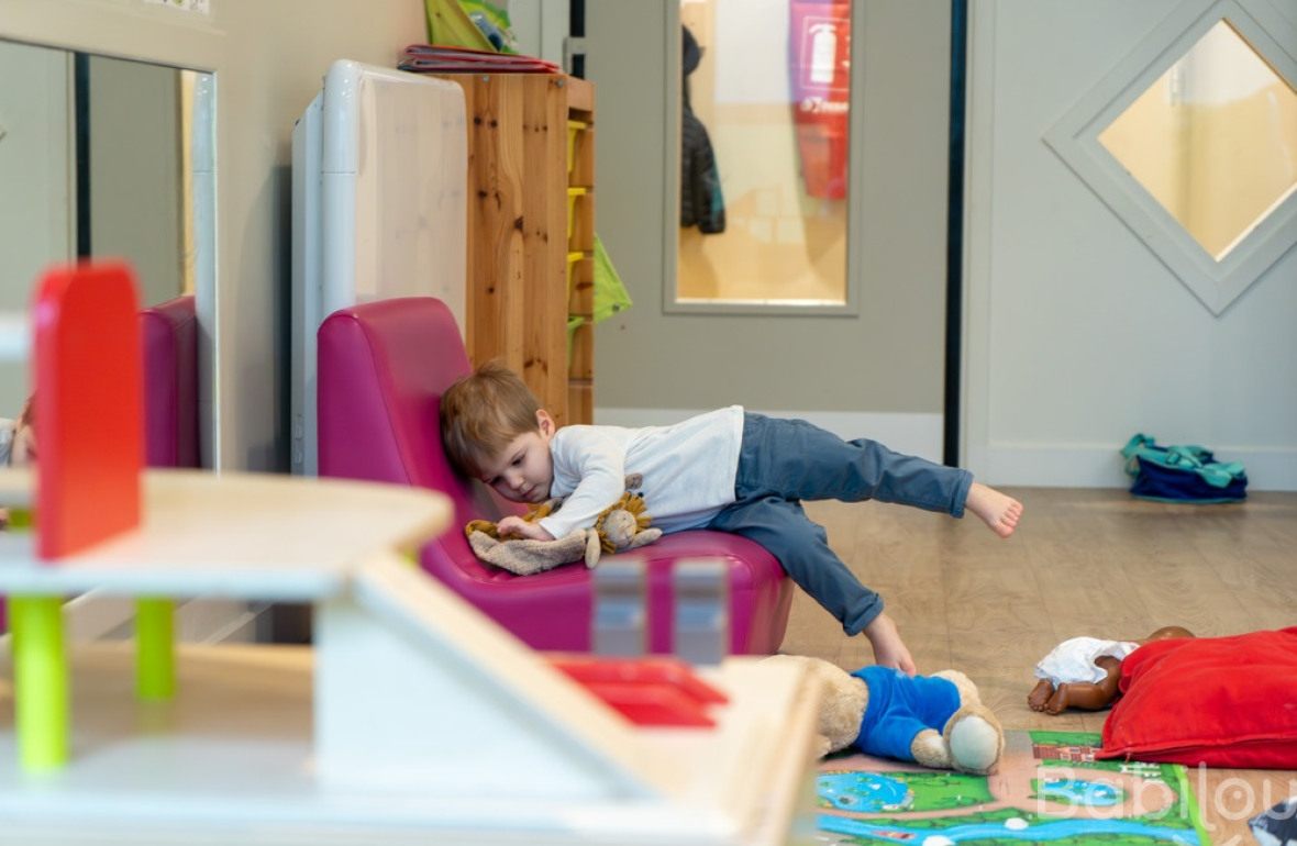 Un enfant en crèche qui joue 