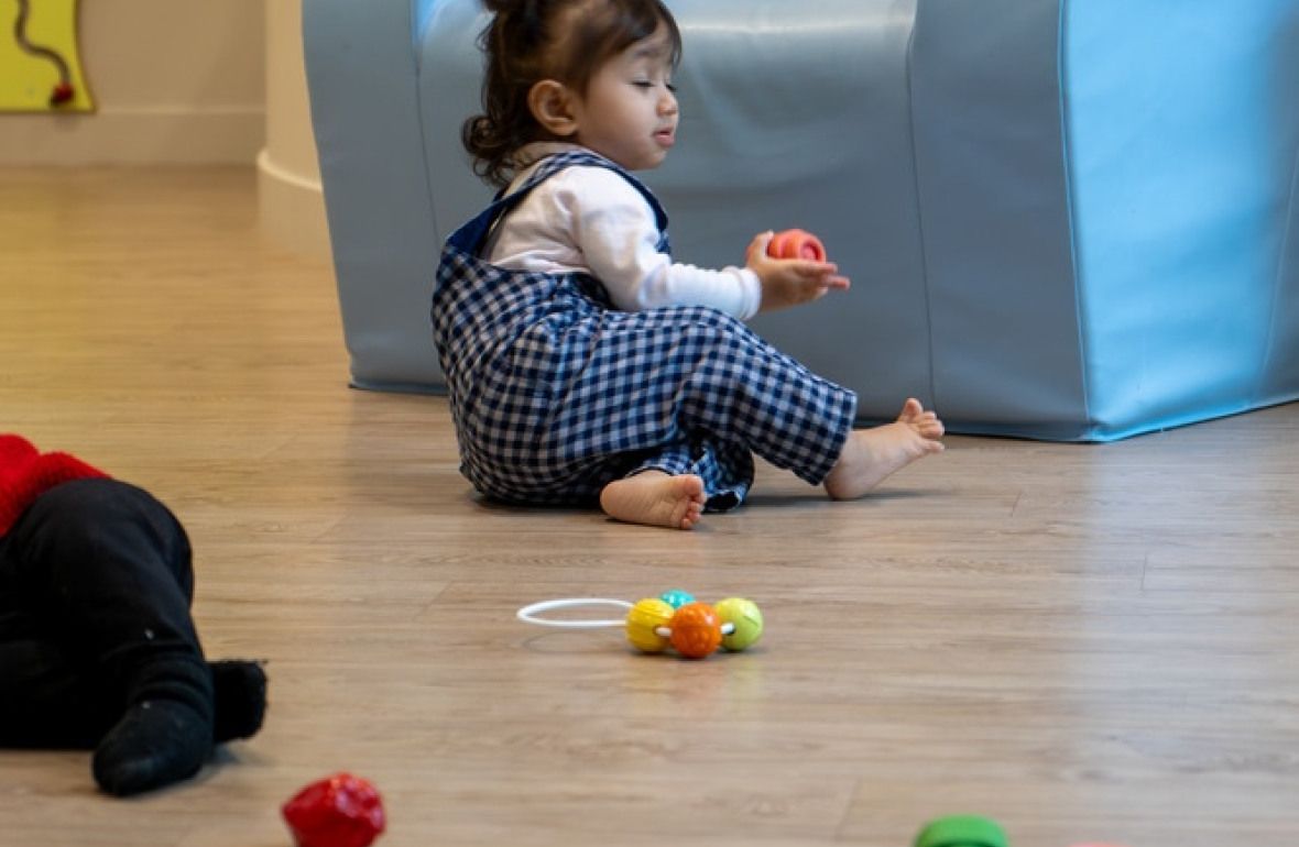 Une enfant qui joue en crèche 