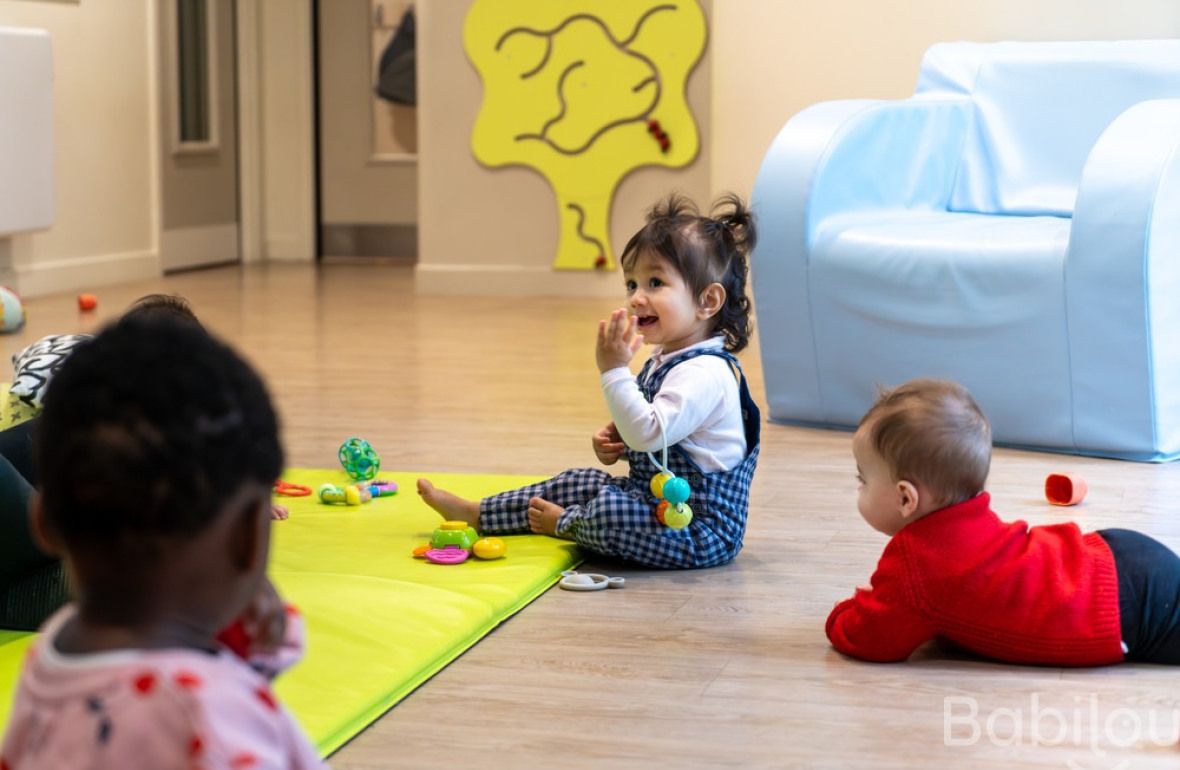 Trois enfants en crèche de Babilou qui jouent 